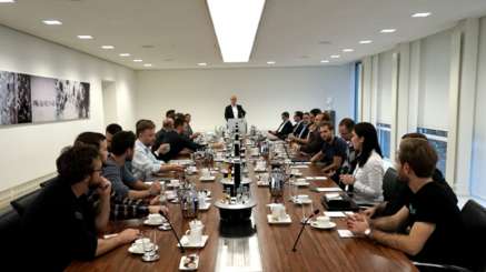 Dr. Horst Reinhardt begrüßt die Teilnehmer der ersten Growth Alliance in der Rentenbank.
