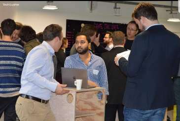 Beim Business-Speed-Dating  lernen sich Gründer und Corporate Partner kennen.