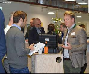 Ein Gründer im regen Austausch mit Corporate Partnern.