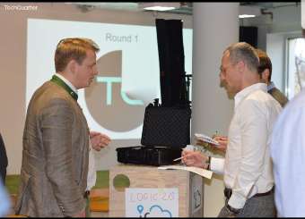 Ein Start-up-Gründer im Gespräch mit Corporate Partnern.