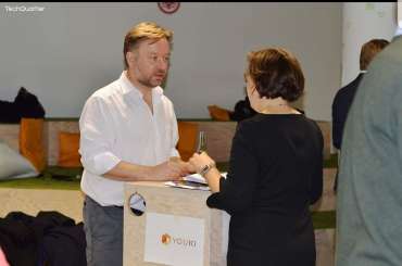 Ein Gründer mit einem Corporate Partner beim Business-Speed-Dating.