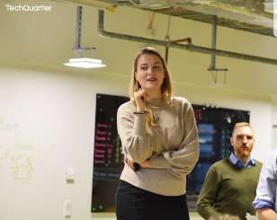 Bianca Praetorius leitet das Pitch-Training für die Teilnehmer des Accelerators.
