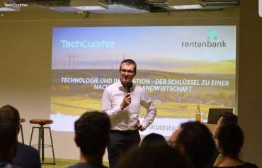 Dr. Christian Bock (Rentenbank) begrüßt das Publikum des Demodays.