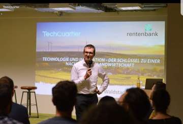 Dr. Christian Bock (Rentenbank) begrüßt das Publikum des Demodays.