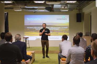 Dr. Thomas Funke (TechQuartier Frankfurt) begrüßt das Publikum am DemoDay.