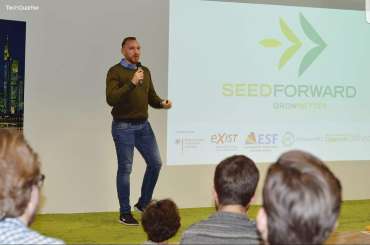 Das Publikum vorfolgt den Pitch von "Seedforward".