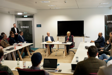 Bundesministerin Julia Klöckner und Dr. Horst Reinhardt diskutieren mit den Start-ups.