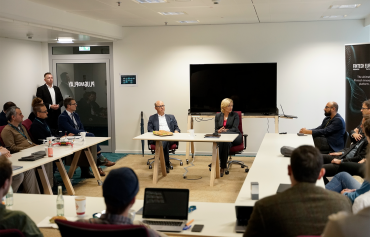 Bundesministerin Julia Klöckner und Dr. Horst Reinhardt diskutieren mit den Start-ups.