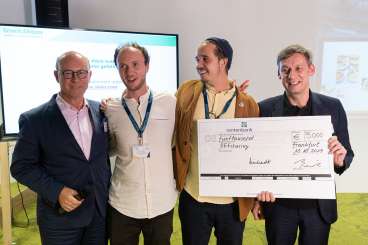 Otmar Trenk und Nils Gerber nehmen als "BEEsharing" den Preis entgegen.