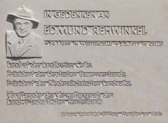 Gedenkplatte zu Ehren Edmund Rehwinkels auf dem  Friedhof Westercelle