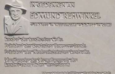 Gedenkplatte zu Ehren Edmund Rehwinkels auf dem  Friedhof Westercelle