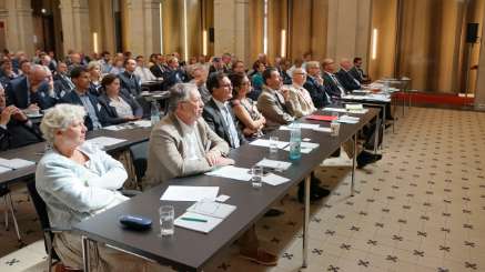 Teilnehmer des Symposiums 2018 verfolgen die Vorträge