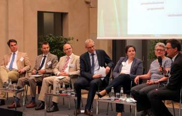 Moderator Dr. Schulze Pals (top agrar) (4.v.l) diskutiert mit den Wissenschaftlern beim Symposium 2018