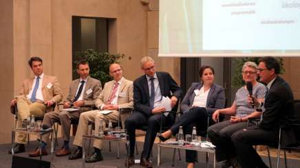 Moderator Dr. Schulze Pals (top agrar) (4.v.l) diskutiert mit den Wissenschaftlern beim Symposium 2018