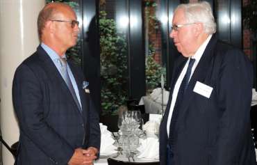 Dr. Reinhardt (links) im Gespräch mit US-Botschafter a.D. John Kornblum beim Symposium 2016