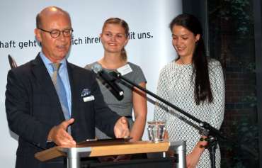 Dr. Reinhardt überreicht die Stipendienurkunden an Vroni Hentschel und Thea Mi Weiß (v.l.) beim Symposium 2016