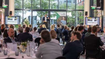 Das Publikum verfolgt die Dinner Speech