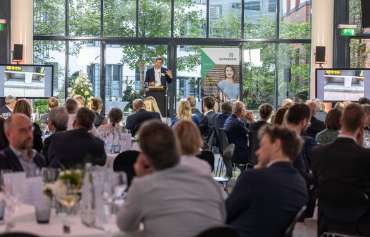 Das Publikum verfolgt die Dinner Speech