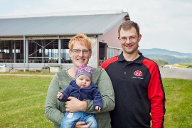 Betriebsnachfolgerin Heike Schifferings mit Familie vor dem neuen Milchvieh-Boxenlaufstall. (Nachhaltigkeits-Projekt: Vulkanhof Schifferings)