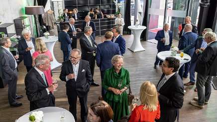 Geselliger Empfang im Foyer