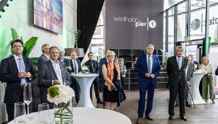 Begrüßungsrede im Foyer