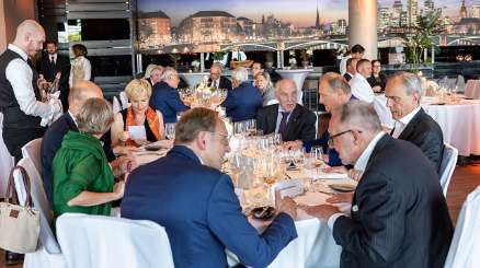 Angeregte Gespräche in geselliger Runde