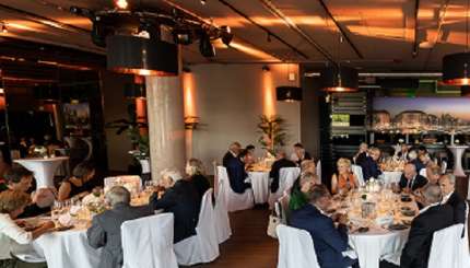 Lauschiger Abend im Westhafen-Pier