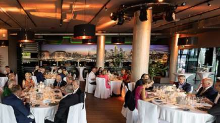 Lauschiger Abend im Westhafen-Pier
