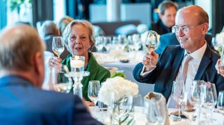 Rita Sonnleitner erhebt mit Dr. Horst Reinhardt das Glas