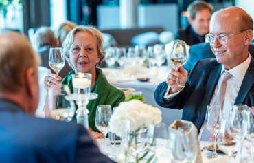 Rita Sonnleitner erhebt mit Dr. Horst Reinhardt das Glas